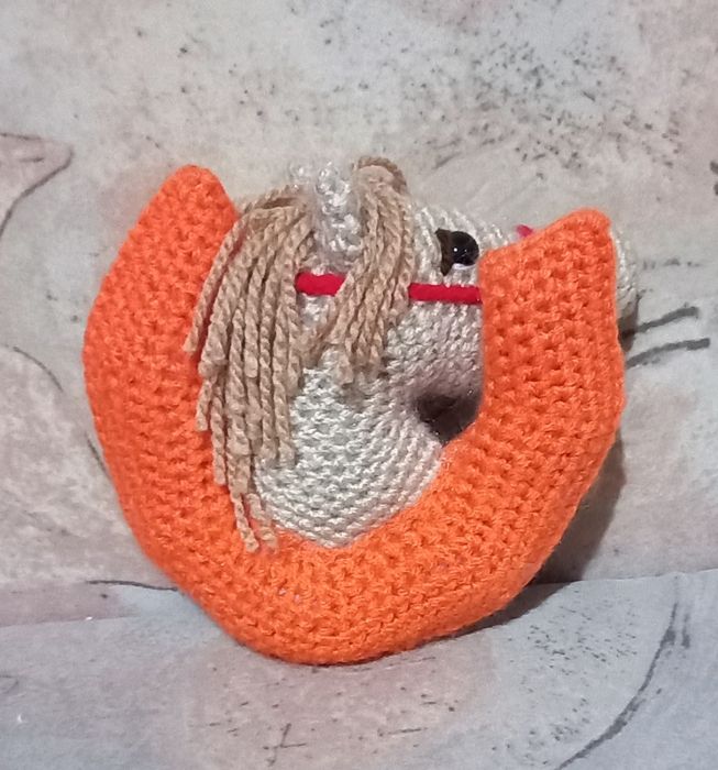 Вязаная голова лошади в подкове