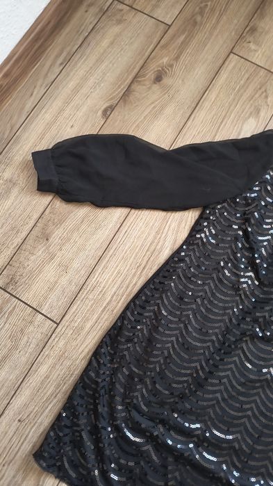 Rochie nouă fără etichetă, care se așează foarte bine