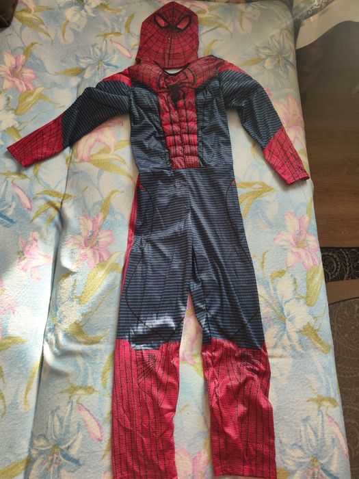 Продам костюм человек паук на рост 130 см +/-