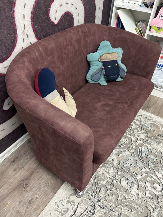 Компактный диван с подушками