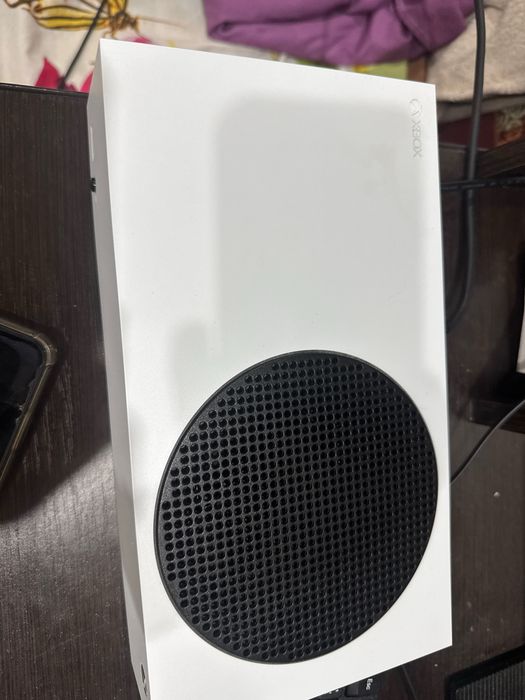 Xbox Series S с геймпадом