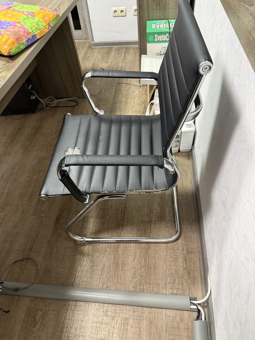 Черное офисное кресло