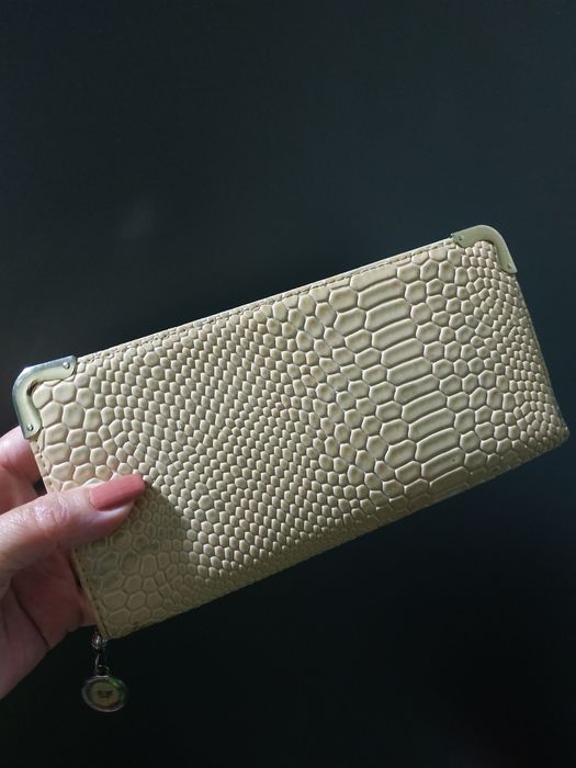 Кошелек бежевого цвета.