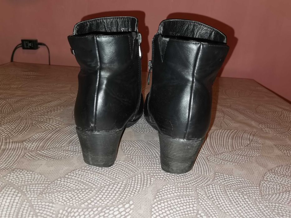 Черни боти от изкуствена кожа