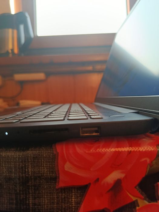 Lenovo IdeaPad 3 / AMD Ryzen 7 5825U / DDR 4 8GB / SSD 256GB / FHD 15.