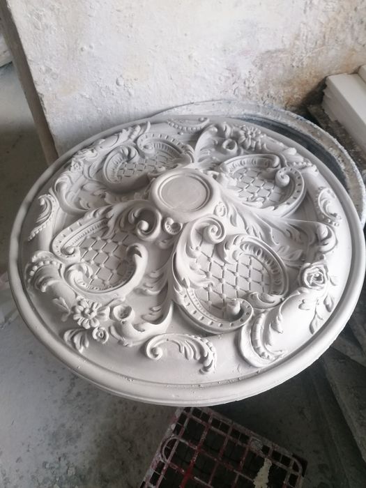 Ornamente din ipsos /stucatură ,coloane ancadramente  ferestre