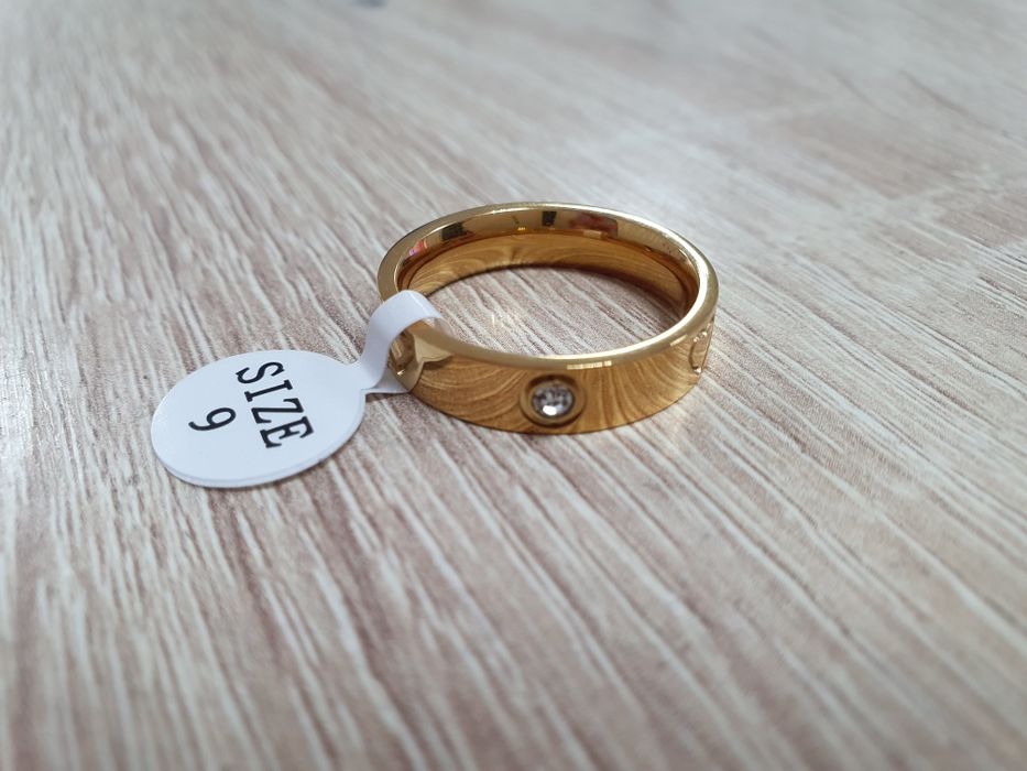 Красивое золотое кольцо с камнями, размер 9