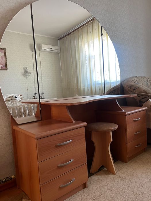 Комод с зеркалом