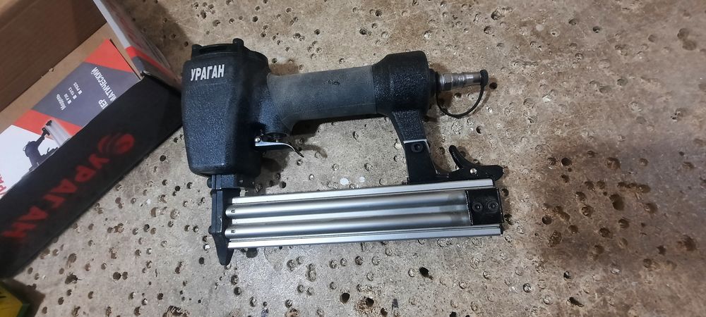 Продам пистолет степлер для гвозьди