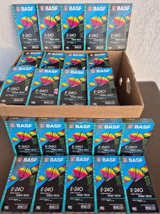 Vând o colecție de 18 casete video VHS originale Basf de 240 de minute