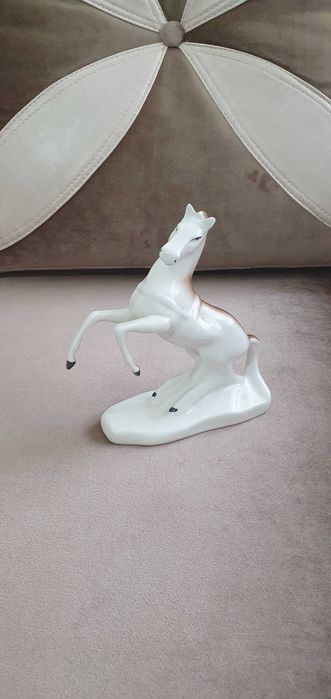 Bibelou din porțelan fin de calitate ,,Cal nărăvaș", fabricat de Cero