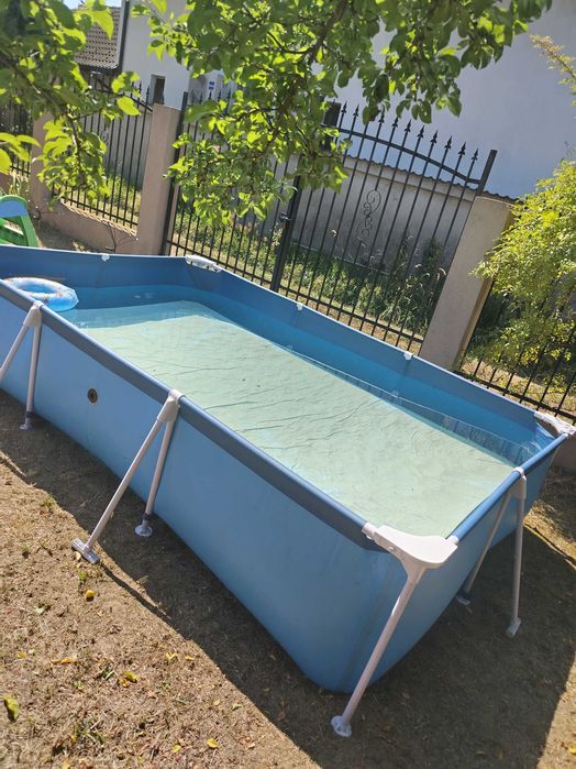 Piscina. Curte cadru metalic