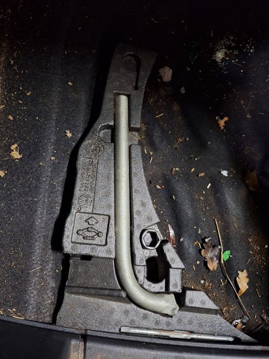 Trusa de scule CRIC , CHEIE VOLKSWAGEN GOLF VII 5G1 2012 - 2019  5G0012115Q