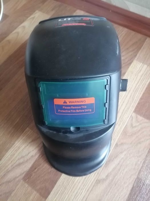 Сварочный аппарат в месте с маской