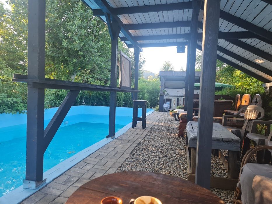 Vând casă (casă de vacanță, turism) la jumătatea distanței dintre Rm Valcea și Călimănești, pe malul Oltului.