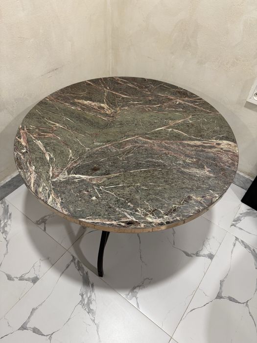 Продам стол из натурального мрамора