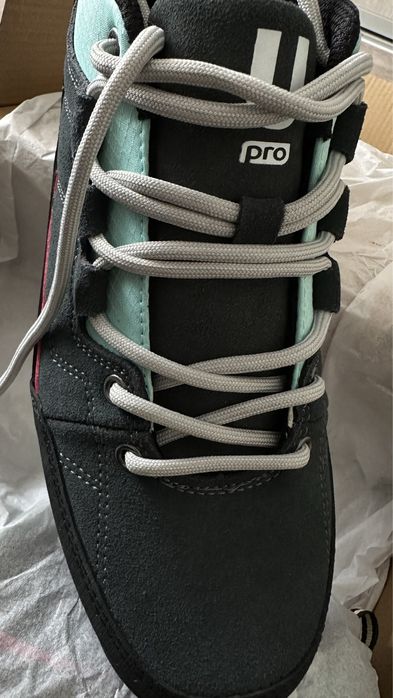 Кроссовки унисекс ! 39