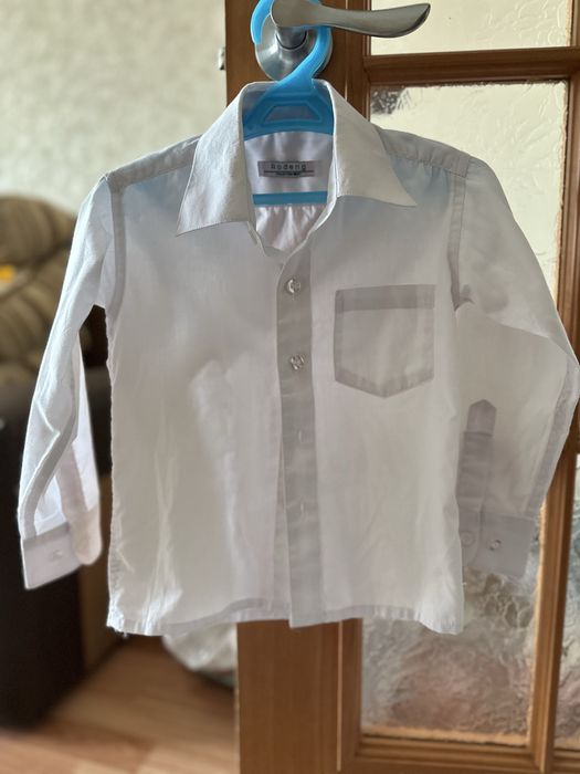 Продам две белые рубашки на мальчика