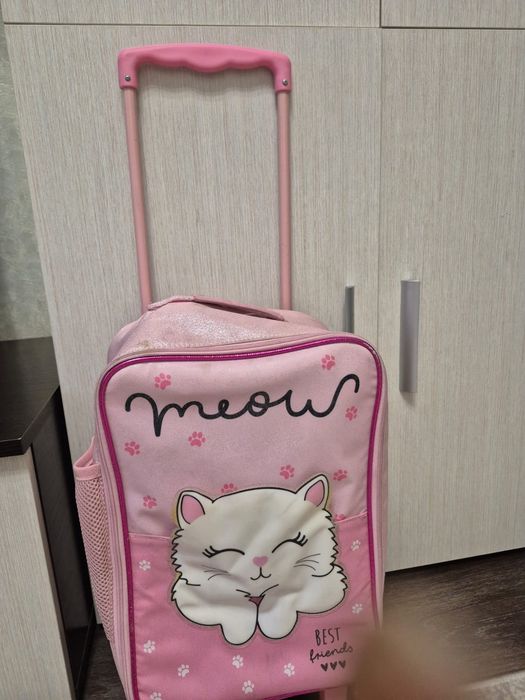 Продам чемодан для девочки