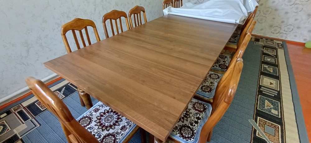 Стол орындықтарымен сатылады