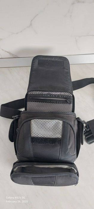 Geanta laptop Trust si geanta foto Lowepro 120+