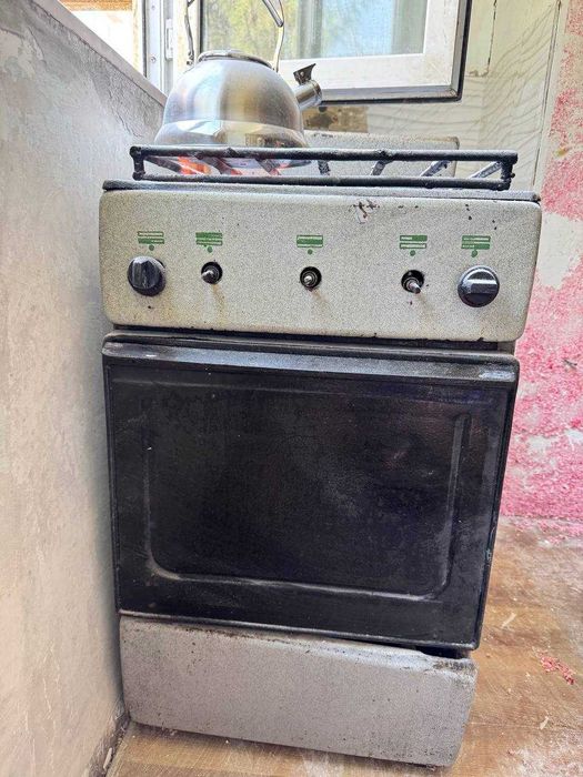 кухонный шкаф и газплита