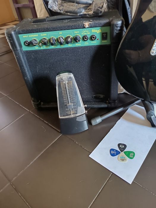 Електрическа китара с усилвател