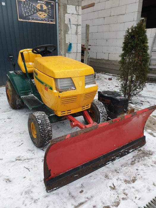 Tractoras de tuns iarba gazon