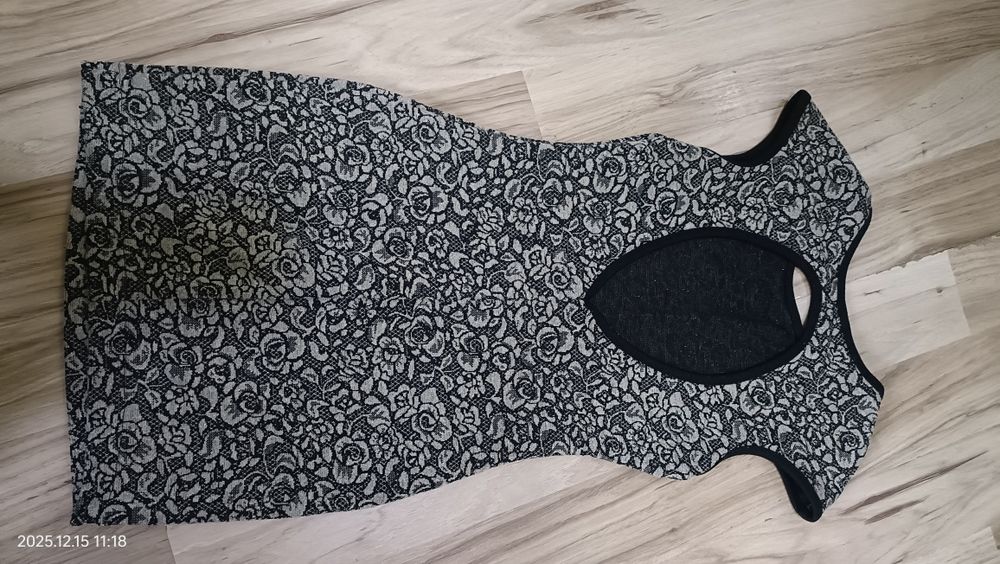 Rochie scurta , decupata la spate