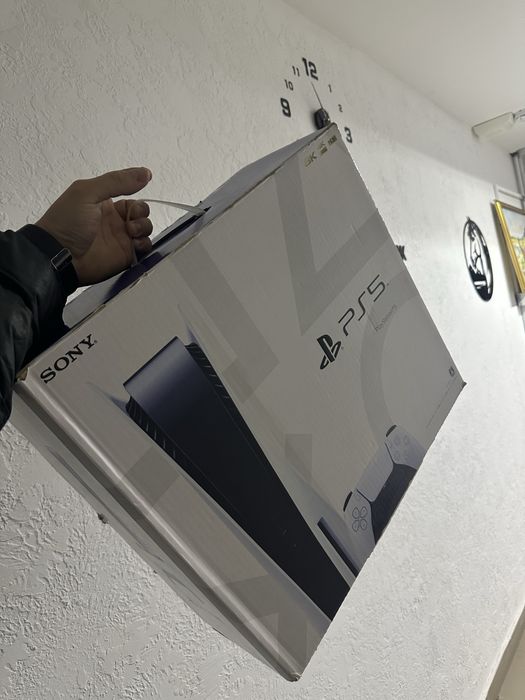 Продам ps5 с двумя джойстиками