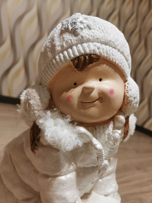 Статуэтка "Девочка со снежком"