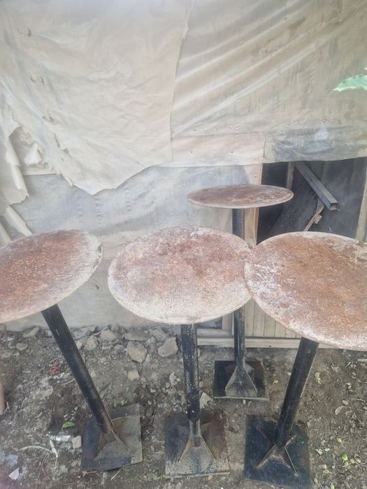 Железной столик для бара