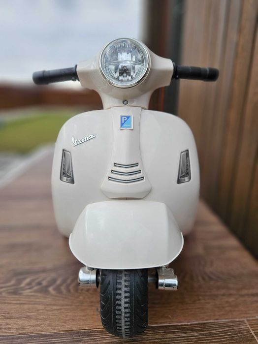 Vespa Motocicleta Electrica pentru Copii Baterie 6V Faruri si Claxon 18-36 luni Alba
