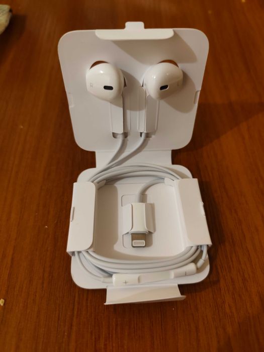 продам оригинальные наушники Эйпл