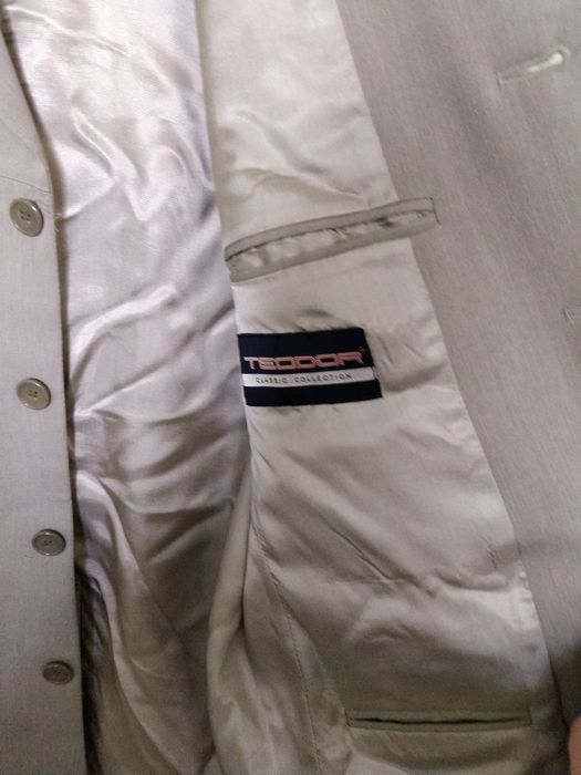 Продавам мъжки костюм на Теодор