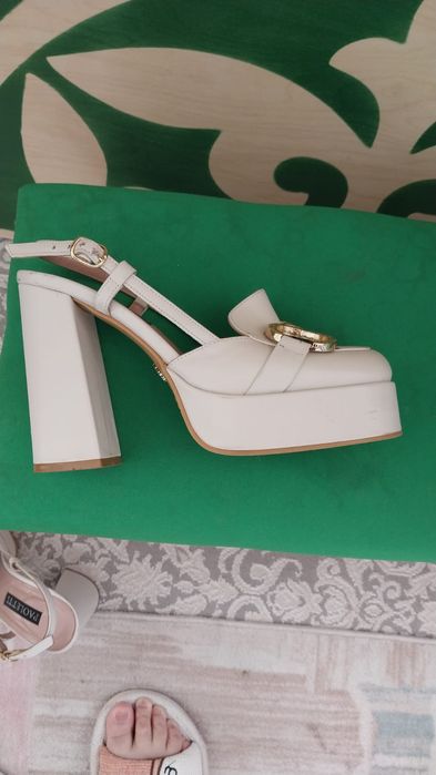 Срочно Продам босоножки и кроссовки