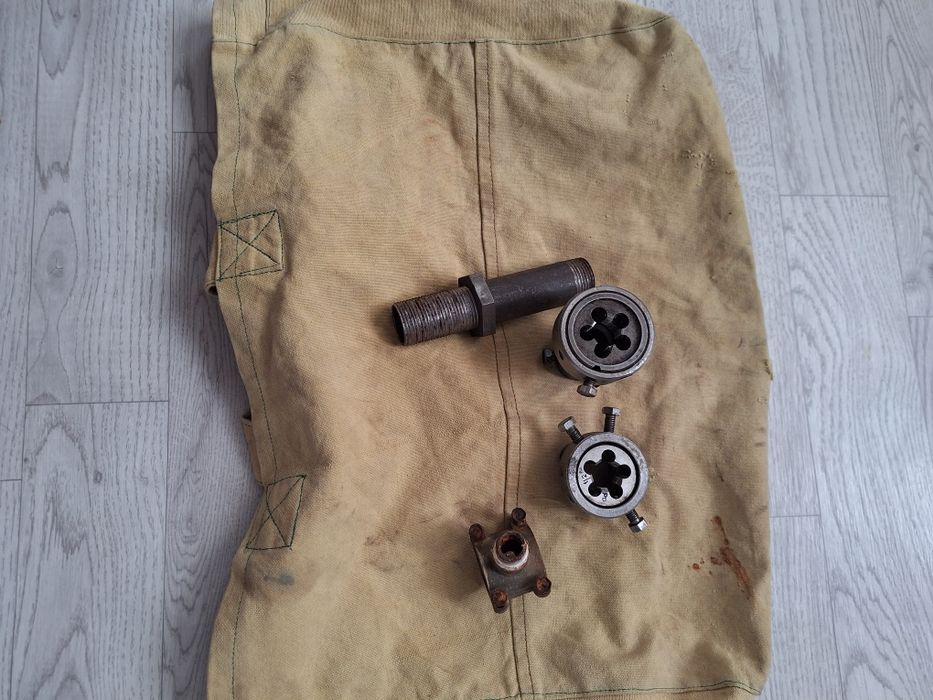 Продаётся  2  лерки   и  держатели  и  переходники