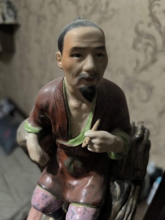 Фарфоровая статуэтка.