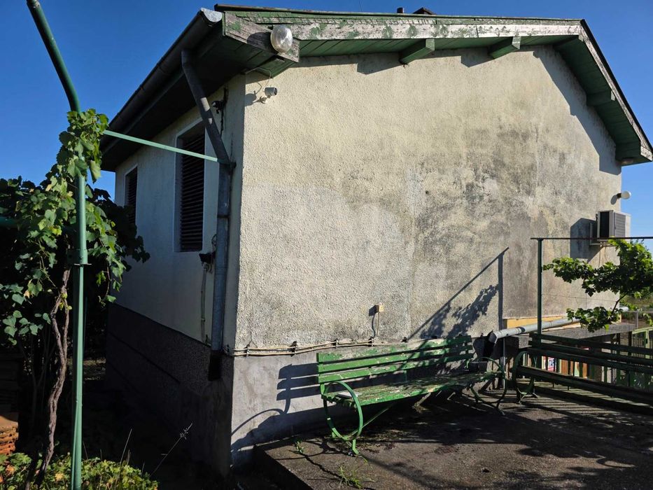 Продава се вила край Червен бряг - 90 кв.м + 1000 кв.м двор