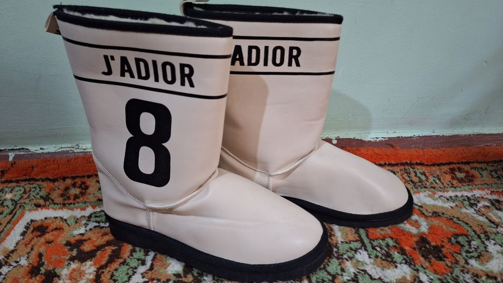 Sotiladi bejviy rangda 38 razmeri ichi issiqgina baquvvad