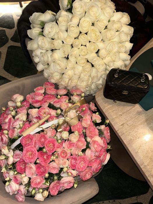 продам цветы ночью покупали.белые розы 10мын,розовые 15мын