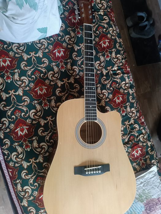 Gitara 41 razmer qirilgan surilgan joyi yoq hamma joyi ishlidi kalonka