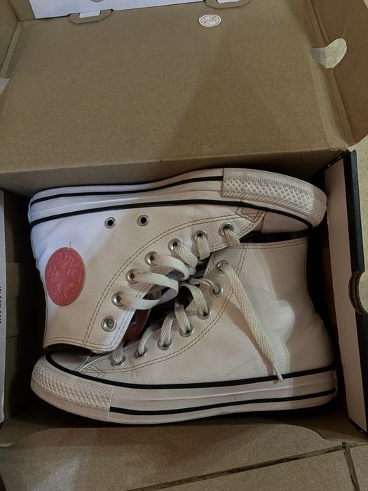 Продавам кожени кецове Converse