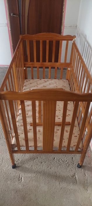 Манеж (детская кроватка)