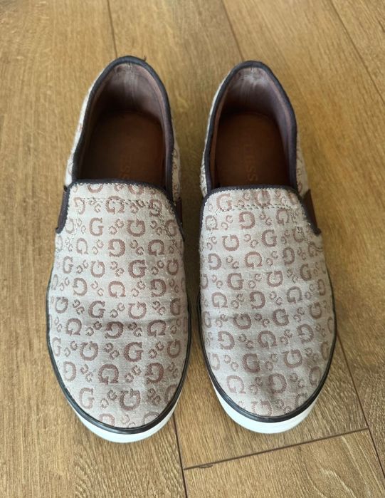 Обувки на ток, Guess