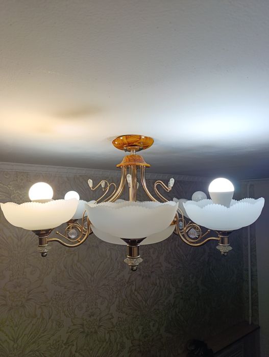 Продам люстру  шести рожковую..