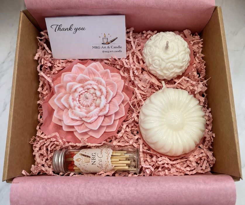 Ръчно изработен комплект свещи „Цветна прегръдка“ 
Ръчно изработени ароматни свещи