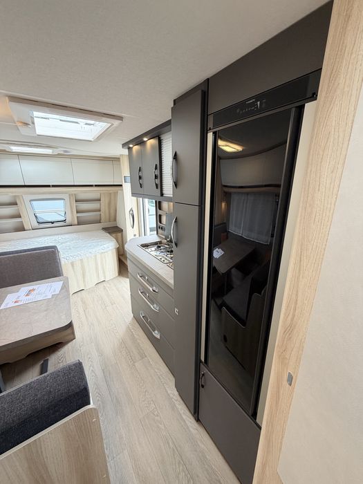 Rulotă nouă premium Hobby 545KMF DeLuxe 2026/ 6 pers/ baie cu dus separat