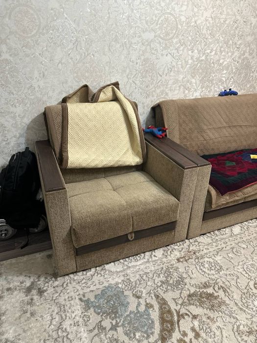 Продам диван с креслом и пуфиком