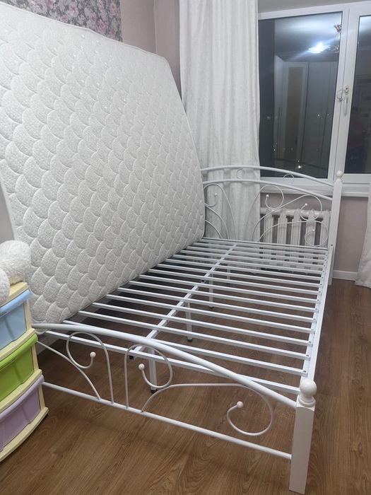 Продается кровать с матрасом